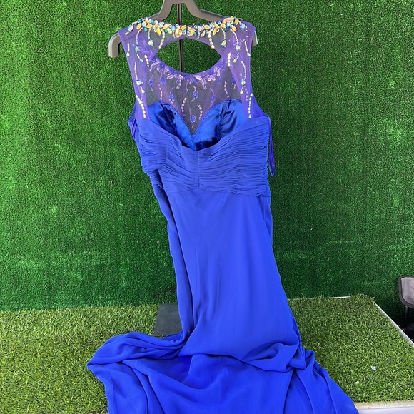 Beautiful dress - Picture 5 of 5